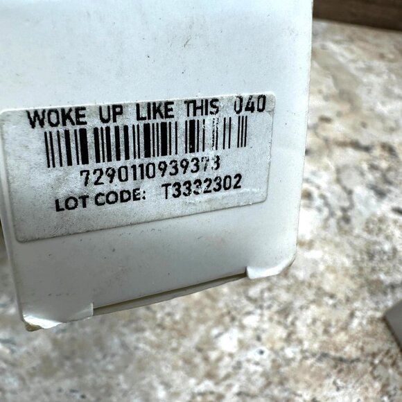 Bundle IL Makiage Flawless Base Foundation Woke Up #040, Blending Brush #100 - Picture 3 of 11